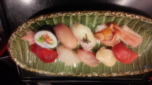 明日は握り寿司‼️海鮮系お酒共に豊富です。